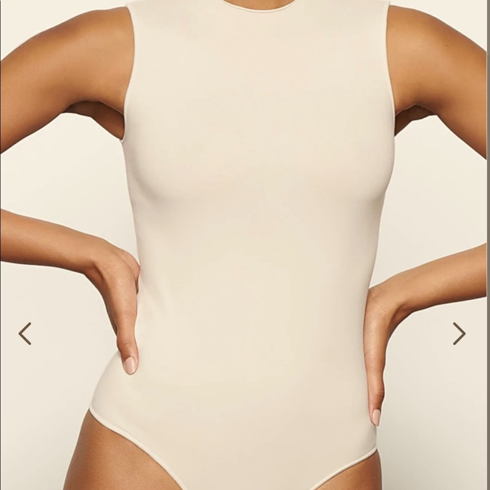 SKIMS Essential Crewneck Sleeveless Bodysuit Size Small / Medium.